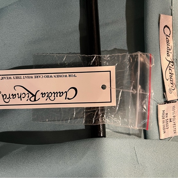 This brand new Claudia Richard comes in a size medium and blue in colour - Picture 8 of 9